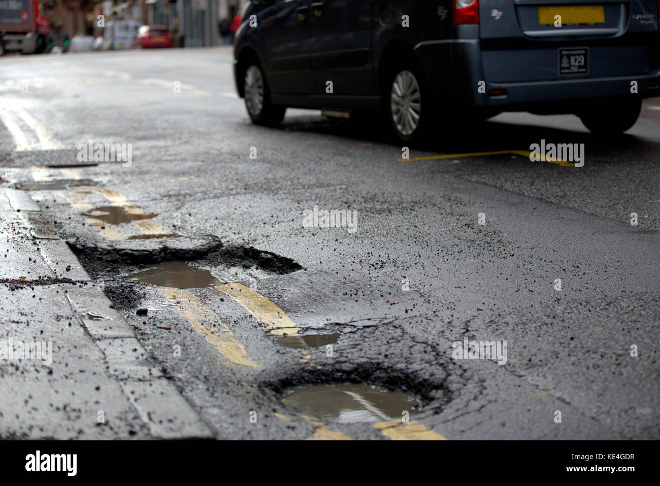 Des trous dans le pot road Hope Street, Glasgow, Royaume-Uni Banque D'Images