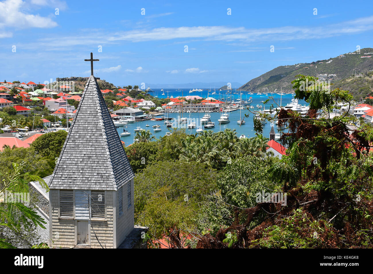St Barts, Caraïbes, vue sur le port avec église en face Banque D'Images