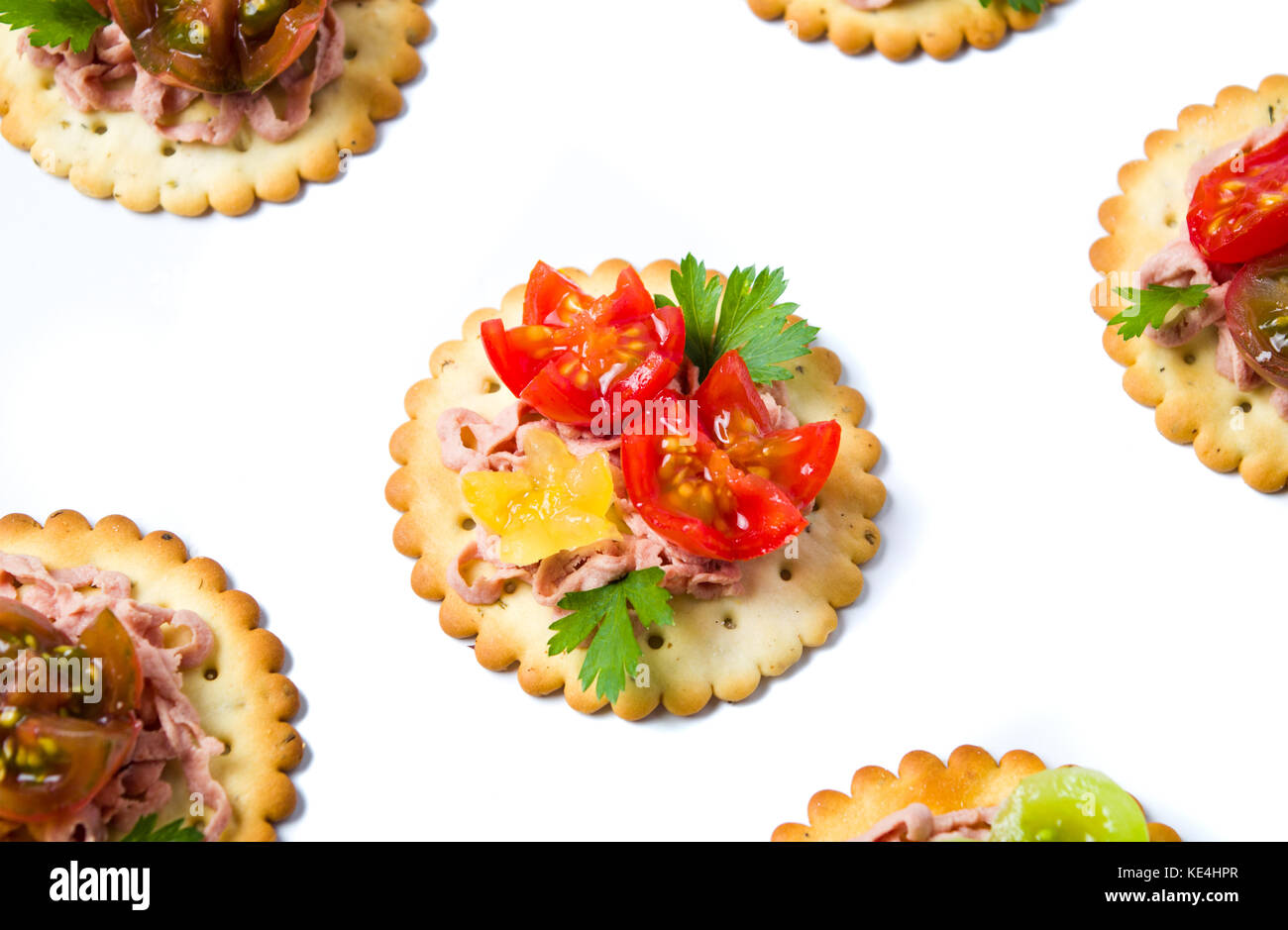 Biscuits aux légumes et jambon. collation Banque D'Images