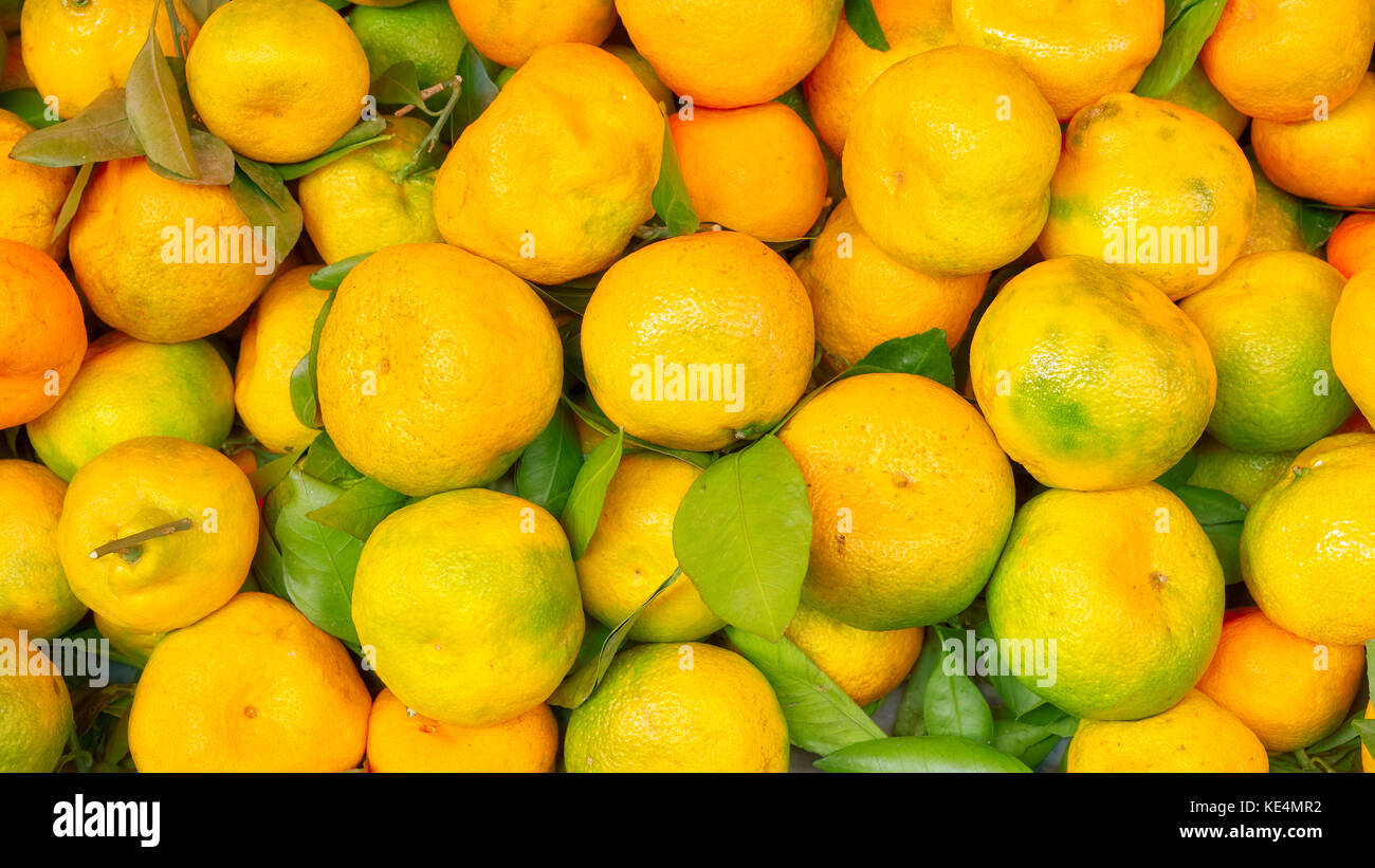 Mandarine naturel fruits empilés sur un marché local. Banque D'Images