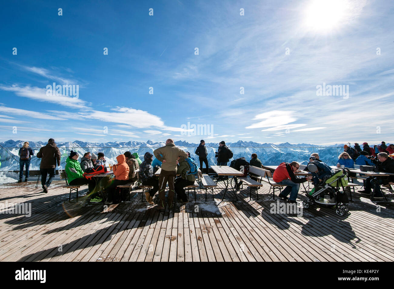 Terrasse ensoleillée au sommet de Nebelhorn, Oberstdorf, Kleinwalsertal (vallée de Little Walser)/Vorarlberg. Banque D'Images