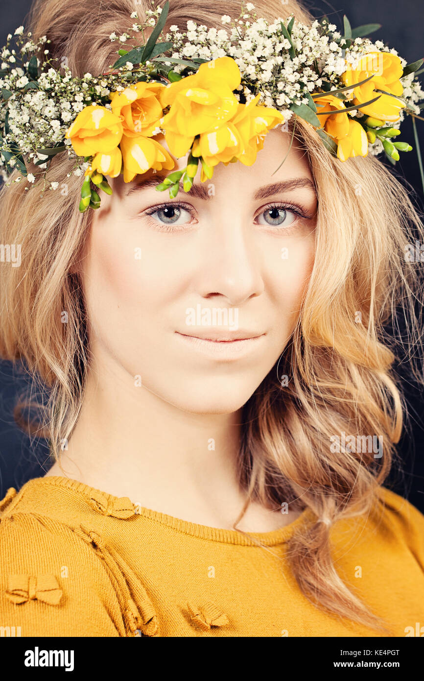 Femme blonde avec des fleurs. maquillage naturel Banque D'Images
