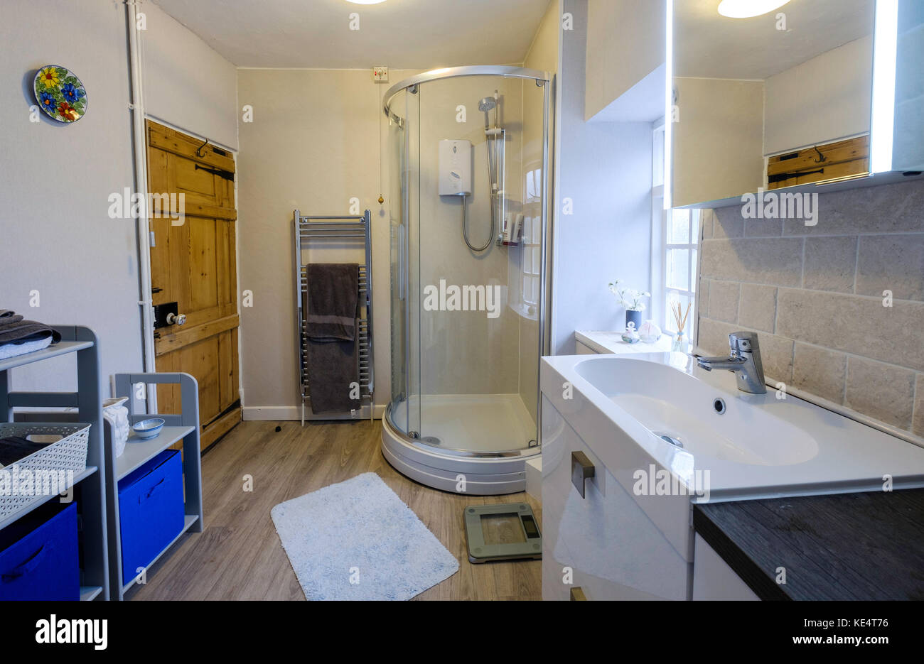 Nouvelle salle de bains dans le vieux chalet. Banque D'Images