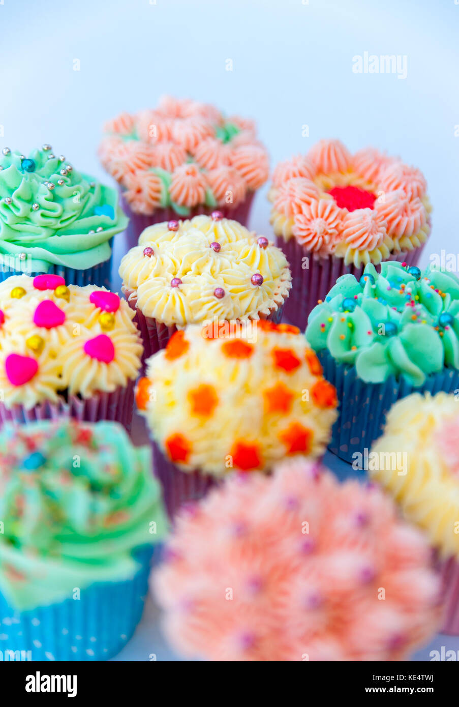 Cupcakes colorés, faits maison avec un fond blanc Banque D'Images