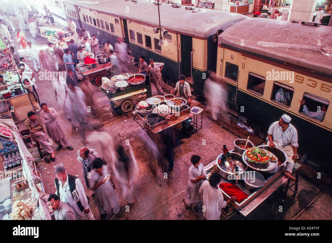 Les vendeurs d'aliments de préparation rapide de la plate-forme en ligne à Lahore au Pakistan, 1990. Banque D'Images