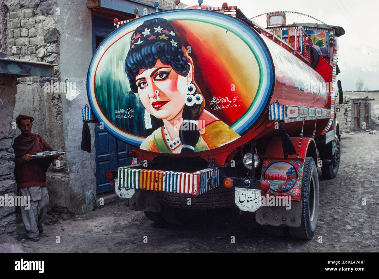 Un camion peint avec l'image d'un film de Bollywood star, stationné à Skardu, Cachemire, Pakistan, 1990. Banque D'Images
