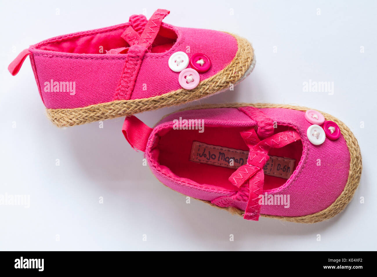 Jojo maman bebe rose filles chaussures bébé isolé sur fond blanc Banque D'Images