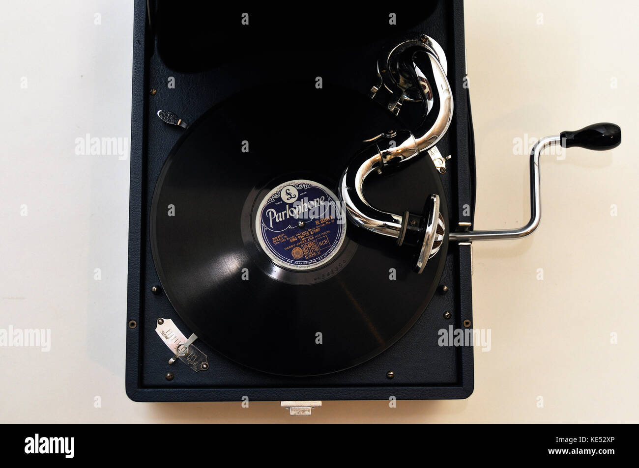 Gramophone Vintage close-up de bras. c. 1915 avec la poignée du vent .joue avec couvercle ouvert. Notice sur la plaque "Je vais te chanter des chansons de Araby'. Banque D'Images