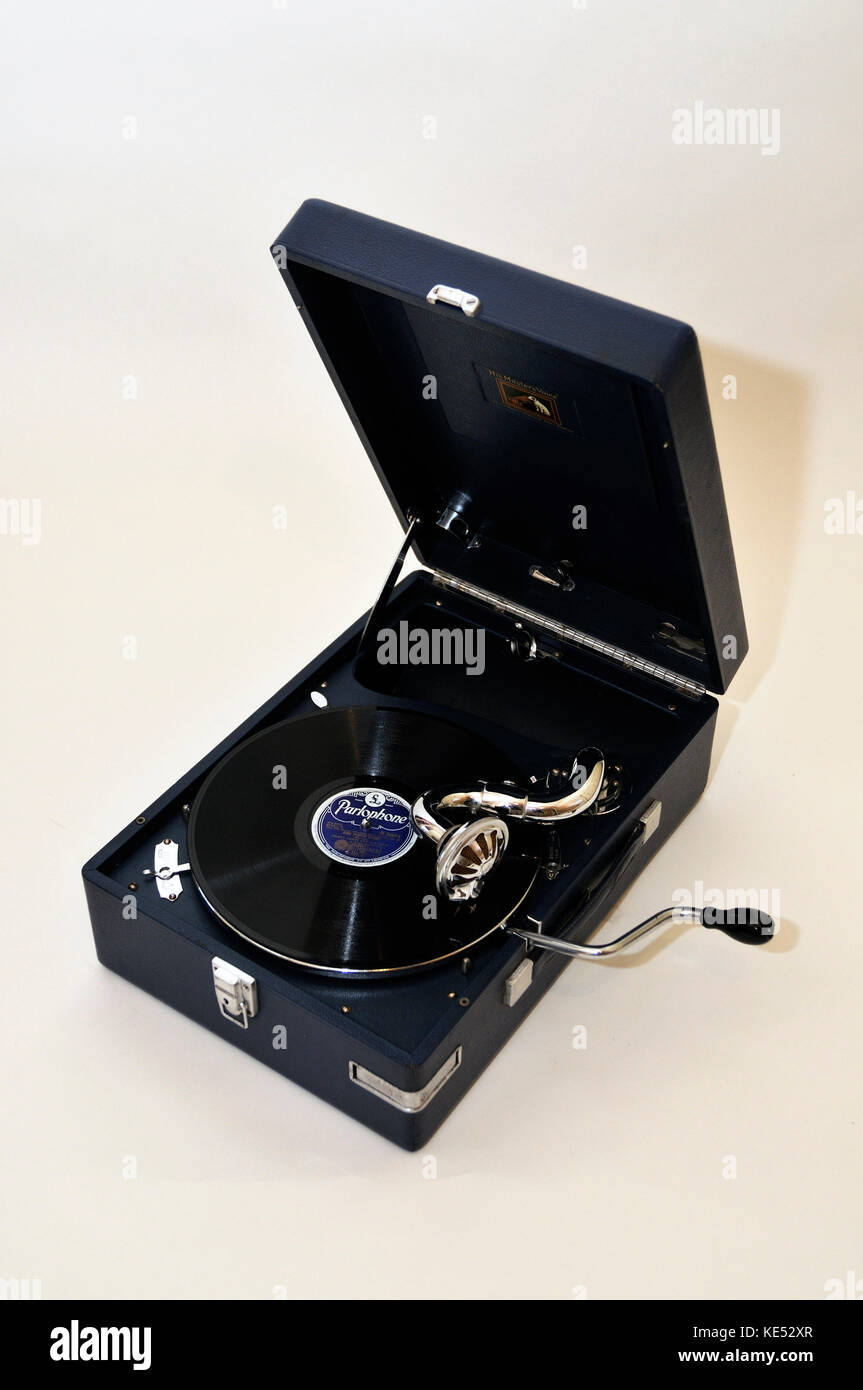 Gramophone Vintage c. 1915 avec la liquidation de poignée et bras.joue avec couvercle ouvert. Notice sur la plaque "Je vais te chanter des chansons de Araby'. Banque D'Images Gramophone Vintage c. 1915 avec la liquidation de poignée et bras.joue avec couvercle ouvert. Notice sur la plaque "Je vais te chanter des chansons de Araby'. Banque D'Images