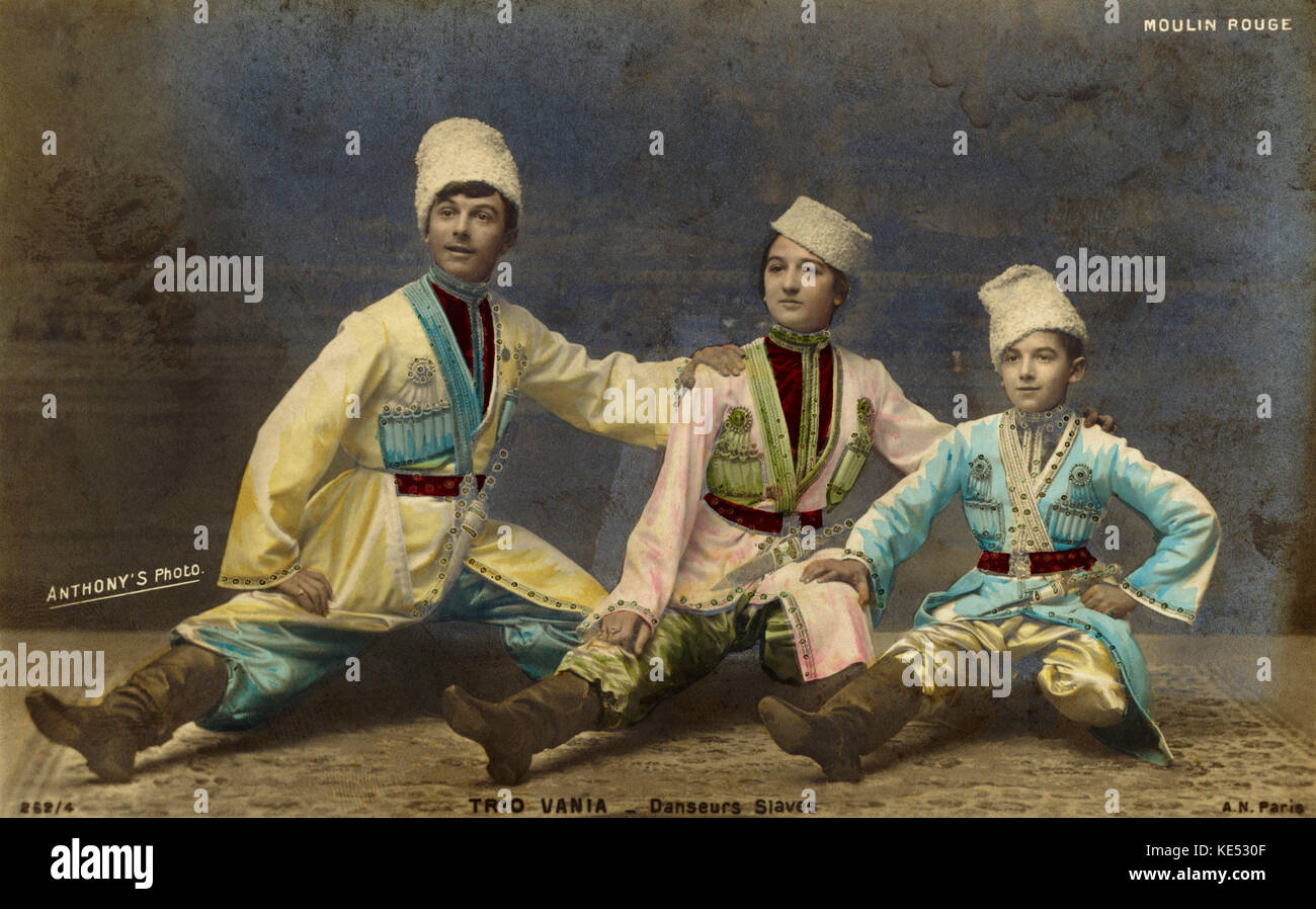 Danseurs cosaques au Moulin Rouge , Paris, au début des années 1900. Trio Vania - danseurs esclaves. Chapeaux de fourrure, caftans ceinturés. Boîte de nuit. Banque D'Images