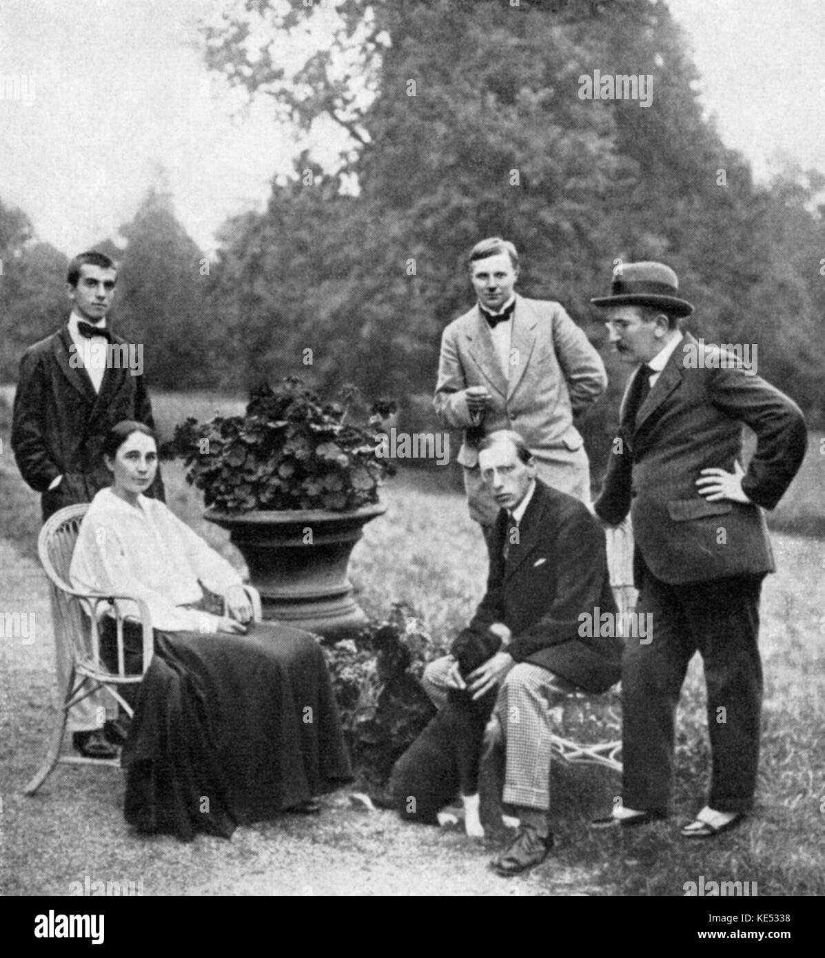 Serge Diaghilev, collègues et amis - (de gauche à droite) Léonide Massine Massine, Natalia Gontcharova, Mikhail Larionov, Igor Stravinski et Léon Bakst. à Lausanne, Suisse, 1915. SD, fondateur du Ballet russe Russes : 31 mars 1872 - 19 août 1929. LM, chorégraphe russe : 9 août 1896 - 15 mars 1979. NG, peintre russe : 4 juin 1881 - 17 octobre 1962. ML, peintre russe : 3 juin 1881 - 10 mai 1964. Est, compositeur russe : 17 juin 1882 - 6 avril 1971. LB, Fédération de créateur de costumes : 10 mai 1866 - 28 décembre 1924. Banque D'Images