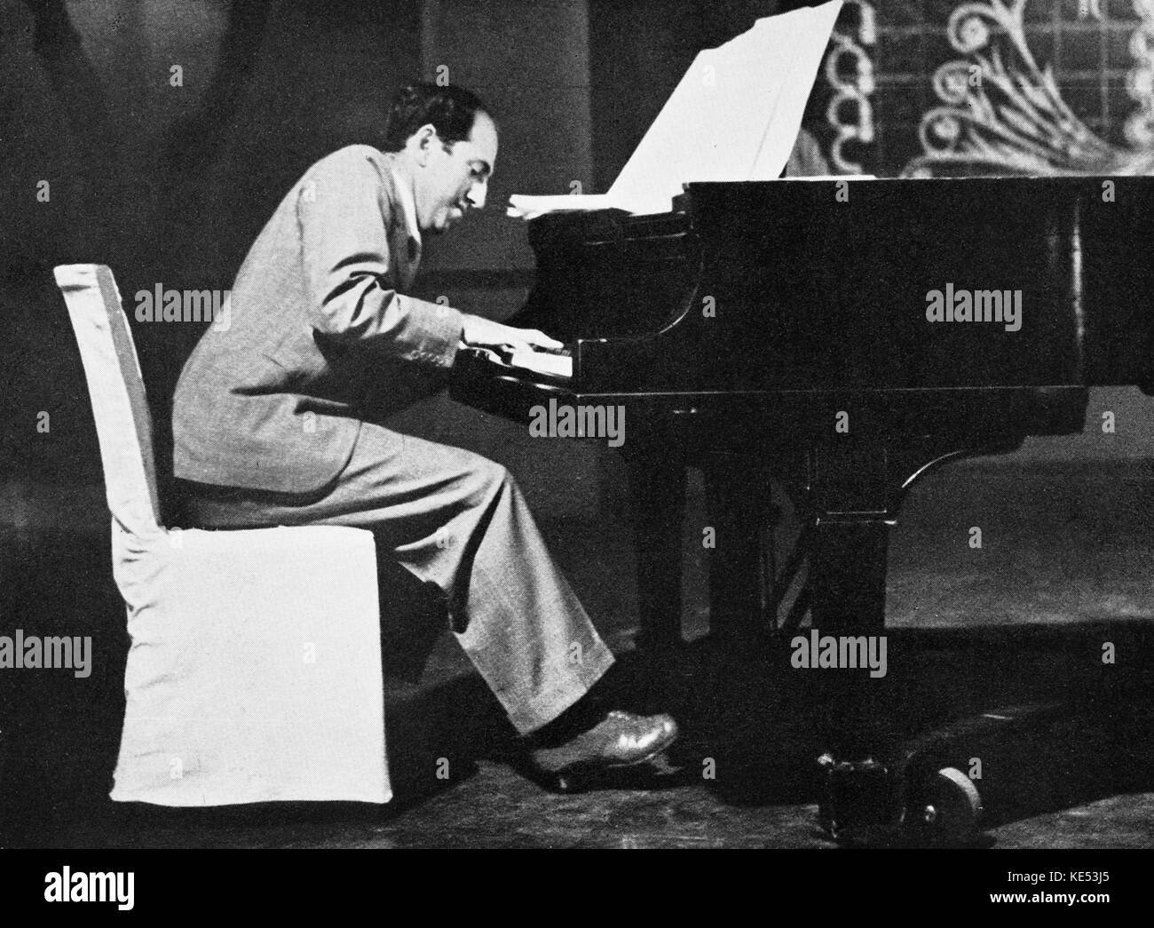 George Gershwin au piano à la RKO Studios Juin 1937 - dernière photo prise de George Gershwin. Compositeur et pianiste, 26 septembre 1898 - 11 juillet 1937 Banque D'Images