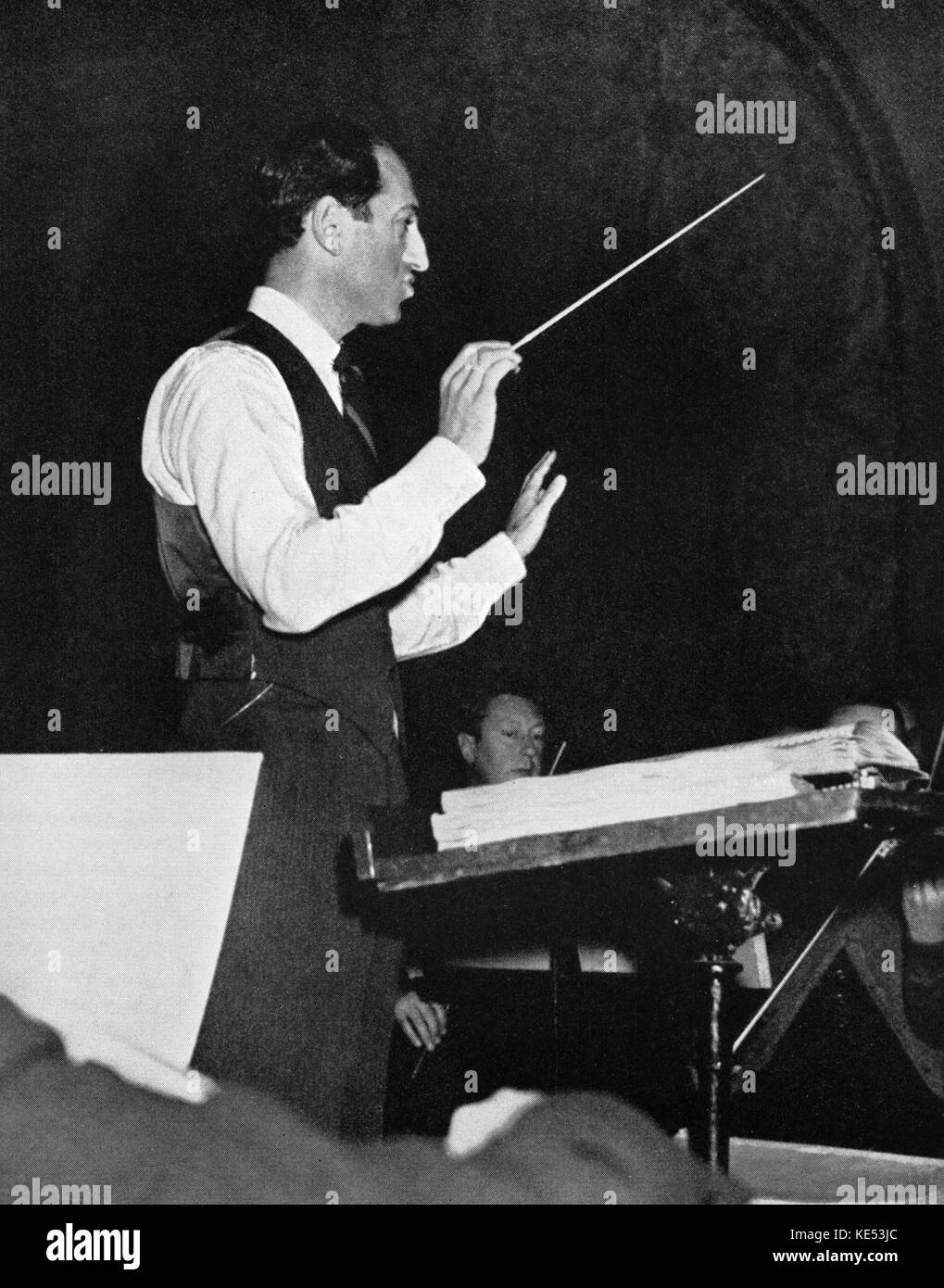 La conduite de George Gershwin avec l'orchestre de répétition . Compositeur et pianiste, 26 septembre 1898 - 11 juillet 1937 Banque D'Images