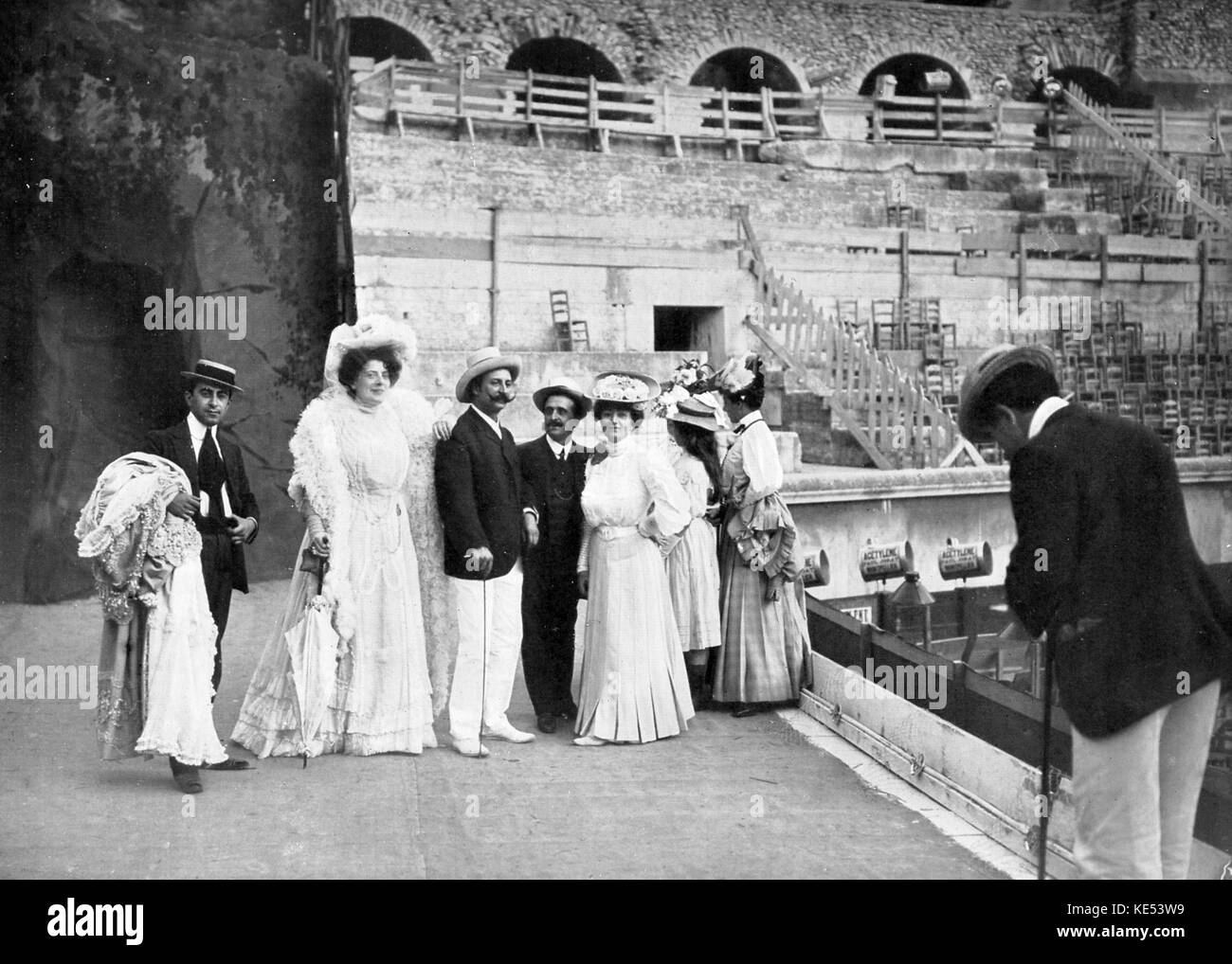 Xavier Leroux en 1905 à Nîmes entre les répétitions de l'Amica. Leroux avec le cast . (Ananian, Heglon, Leroux, Nuibo Wyns, Renaud, avec l'appareil photo). La première mondiale a été à Monte Carlo Casino, mars 1905 en français, bien qu'à l'origine en italien. Xavier Henry Napoleón Leroux - 11 octobre , 1863 - Paris, 2 février 1919. Banque D'Images