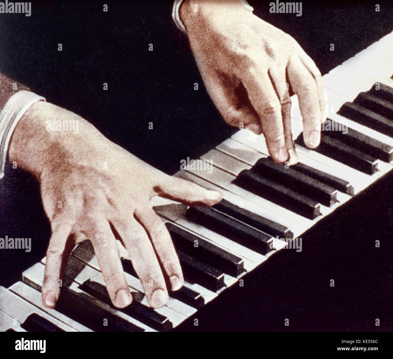 PROKOFIEV, Sergueï Sergueïevitch - ses mains jouant du piano clavier. Compositeur russe 27 avril 1891 - 5 mars 1953. Version colorisée. Banque D'Images