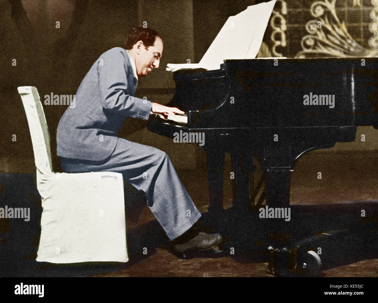 George Gershwin au piano à la RKO Studios Juin 1937 - dernière photo prise de George Gershwin. Compositeur et pianiste, 26 septembre 1898 - 11 juillet 1937. Version colorisée. Banque D'Images
