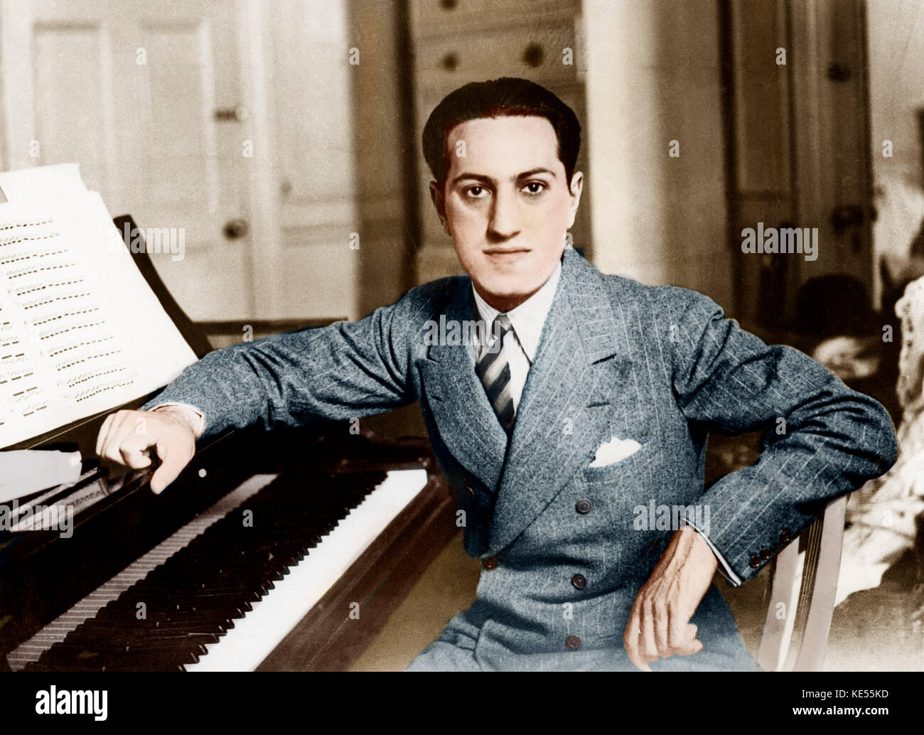George Gershwin - portrait s'appuyant sur le piano avec Ouvrir page score . . Le compositeur et pianiste américain 26 Septembre 1898 - 11 juillet 1937. Version colorisée. Banque D'Images