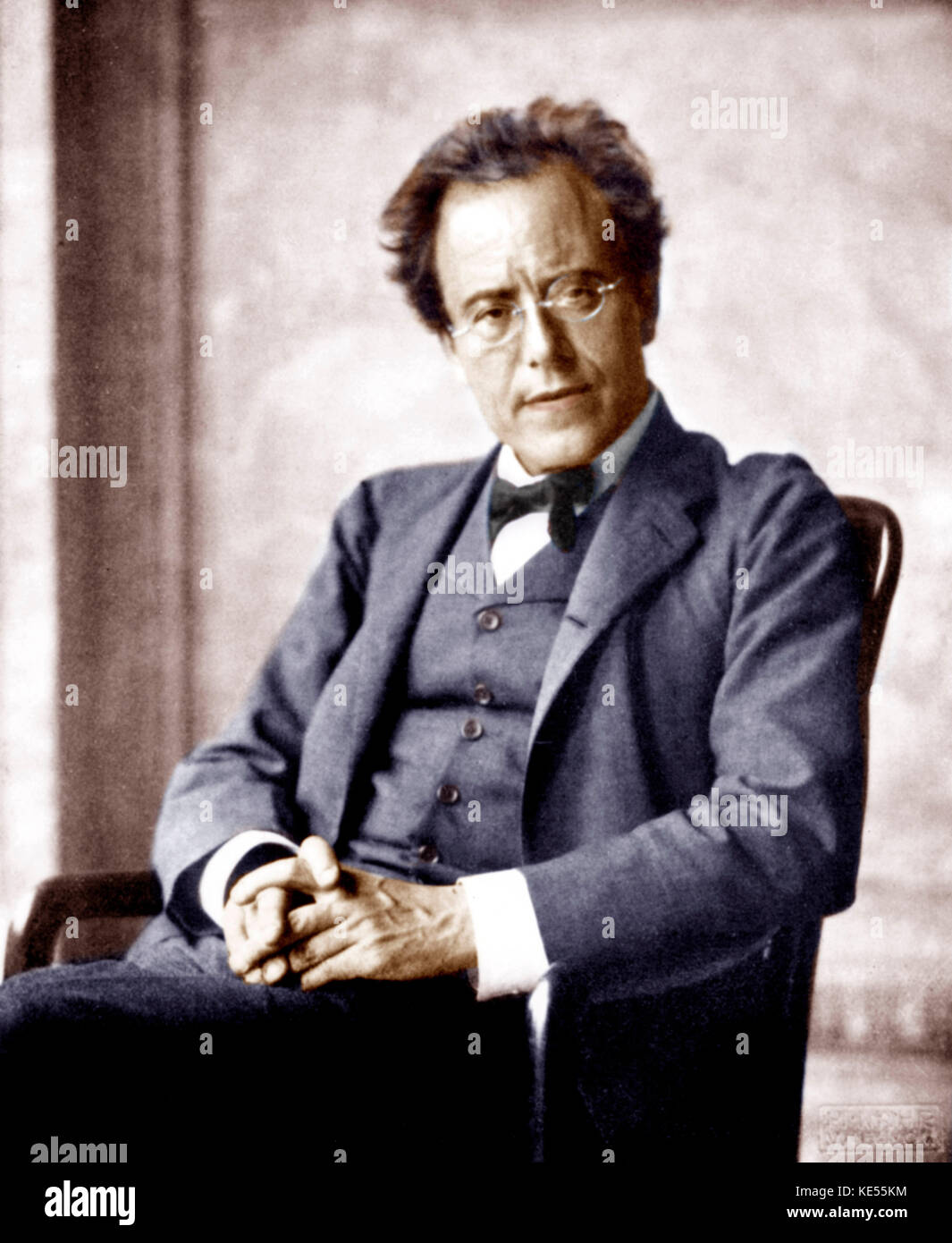 Gustav Mahler assis dans loggia de l'Opéra de Vienne de 1907. Compositeur Autrichien, 7 juillet 1860 - 18 mai 1911. Photo par Moriz Fassaden. Version colorisée. Banque D'Images