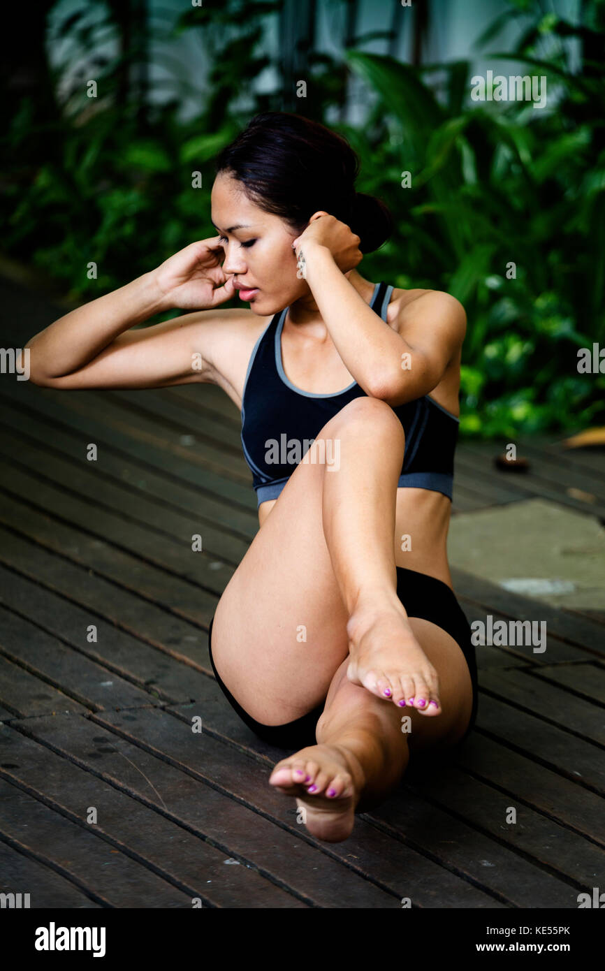 Jeune femme khmère exercising outdoors Banque D'Images