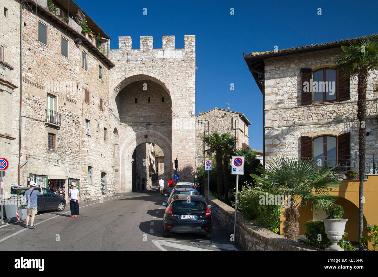 Cité médiévale Porta San Francesco (Saint François) de la porte de la vieille ville d'Assise, Ombrie, Italie. 27 août 2017 © Wojciech Strozyk / Alamy Stock Photo *** Loca Banque D'Images