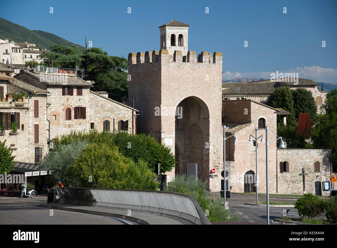 Cité médiévale Porta San Francesco (Saint François) de la porte de la vieille ville d'Assise, Ombrie, Italie. 27 août 2017 © Wojciech Strozyk / Alamy Stock Photo *** Loca Banque D'Images