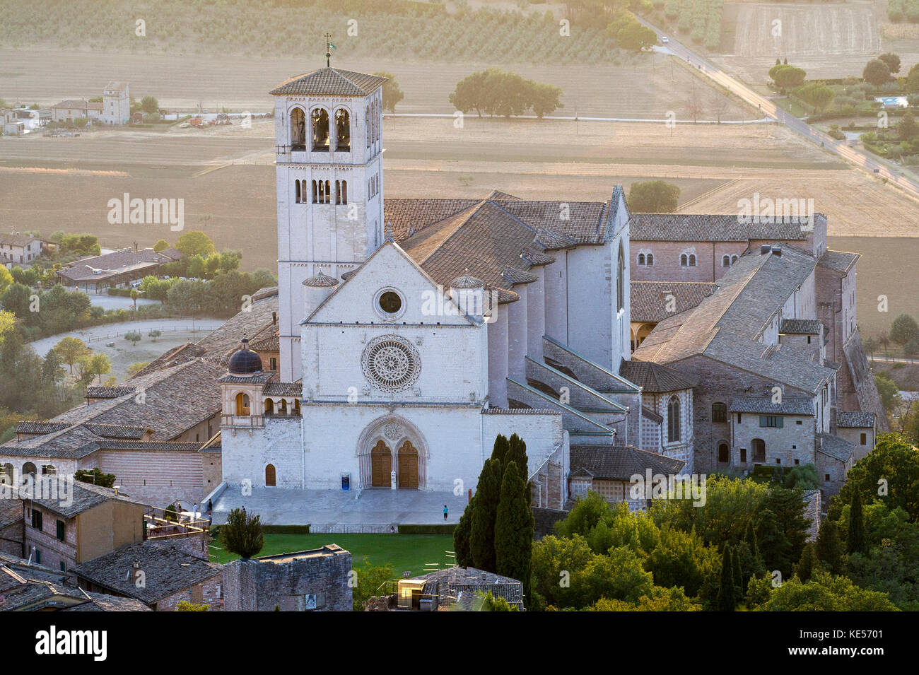 De style roman et gothique italien Sacro Convento couvent franciscain avec l'église supérieure de la Basilique Papale di San Francesco (Basilique Papale de Saint François Banque D'Images