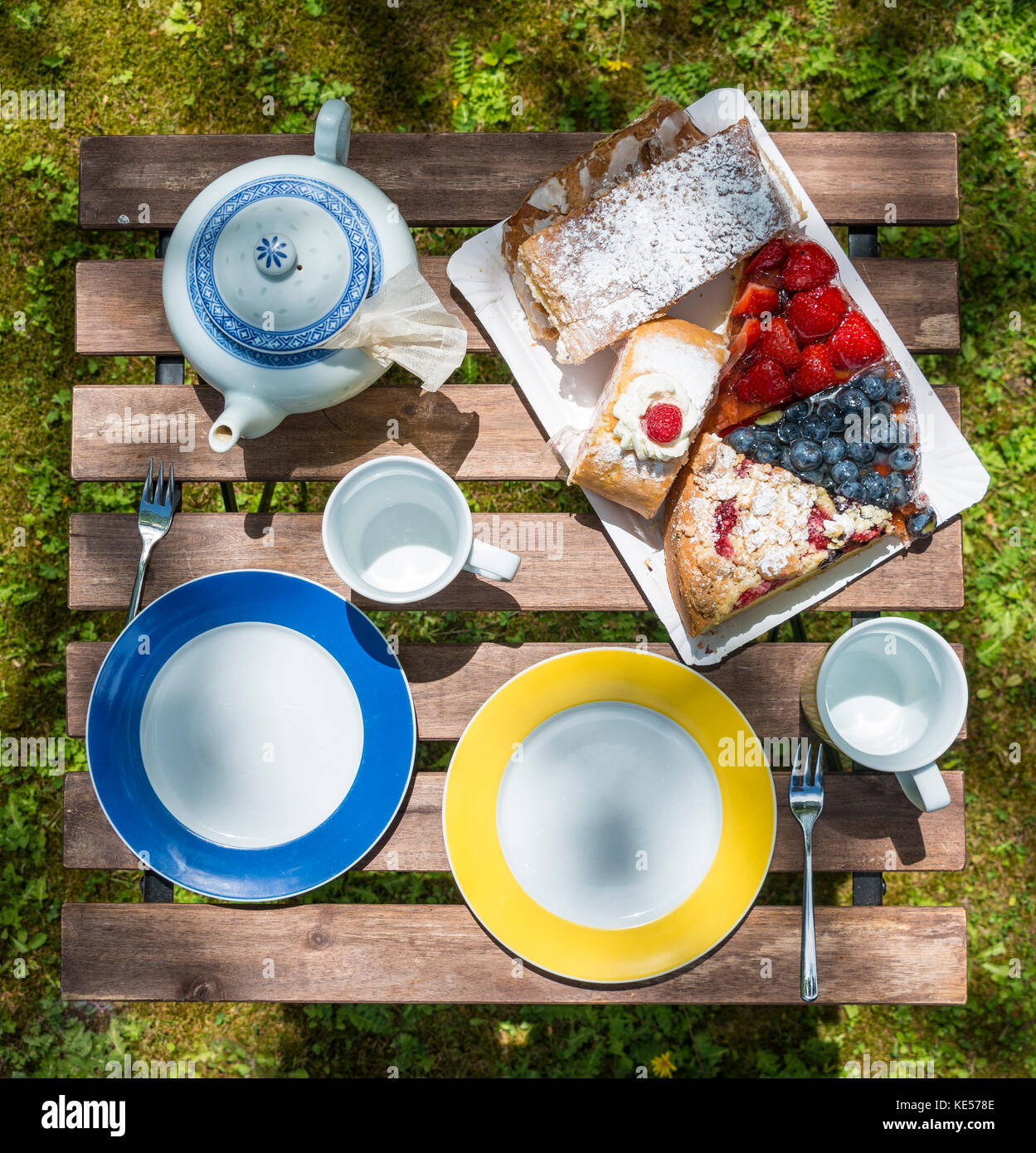 Table de jardin avec plateau thé et gâteaux divers service Banque D'Images