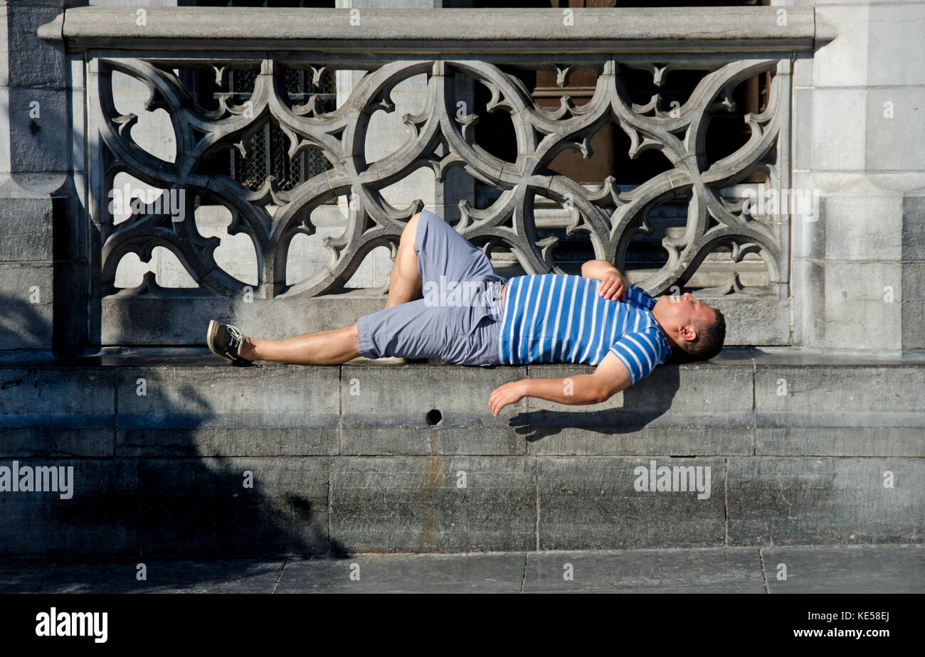 Bruxelles, Belgique. Grand place : l'homme endormi Banque D'Images