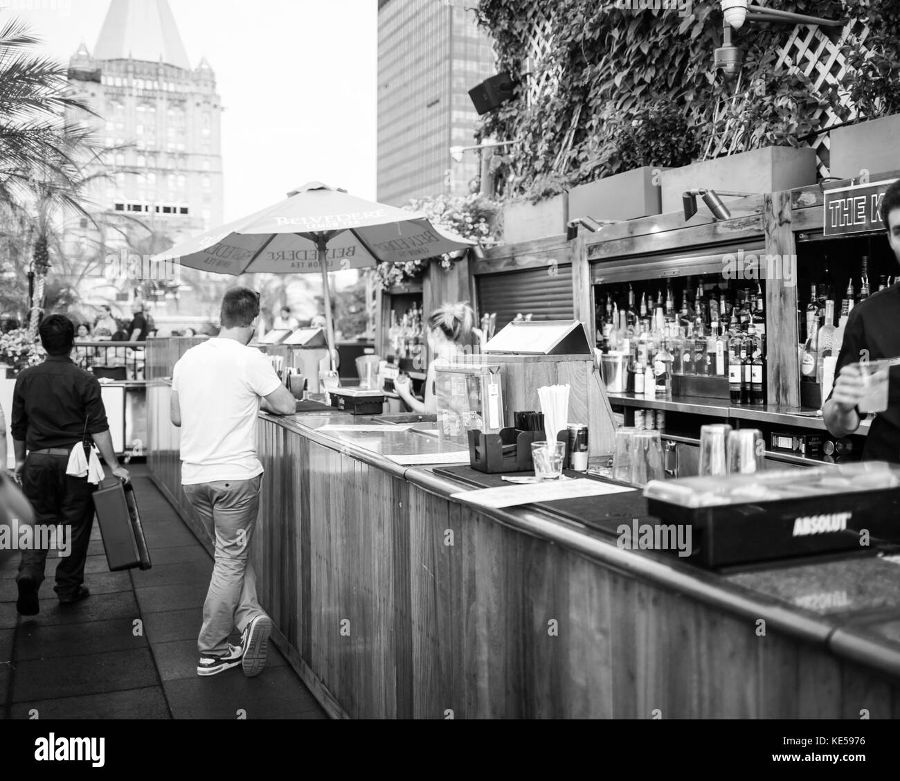 New York City USA - 13 juillet 2015 : les touristes et les New-Yorkais faisant un apéritif sur le toit 230 Cinquième. C'est la première barre de toit à New York. Banque D'Images