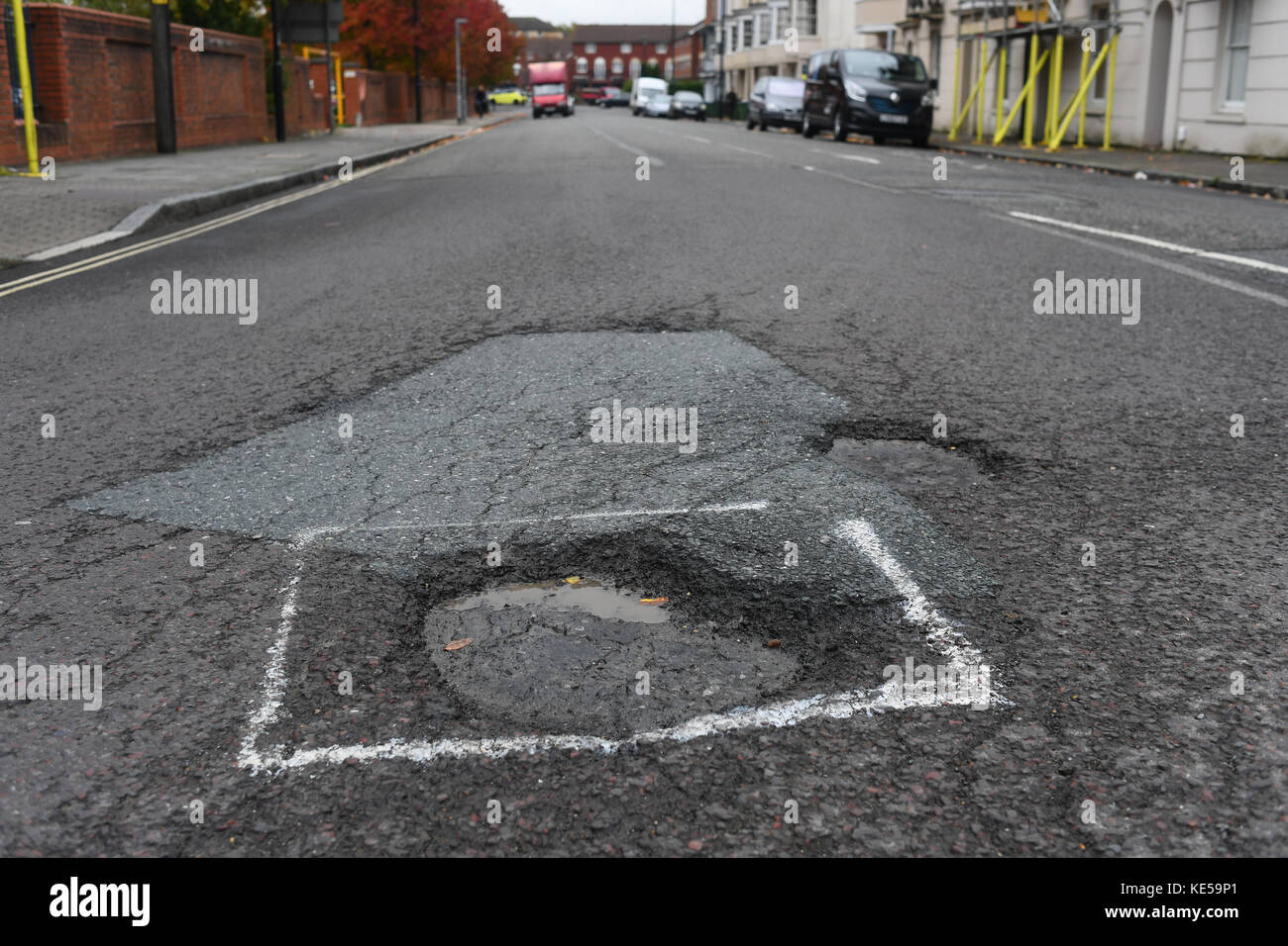 En fondrières road causant la misère pour automobiliste Banque D'Images