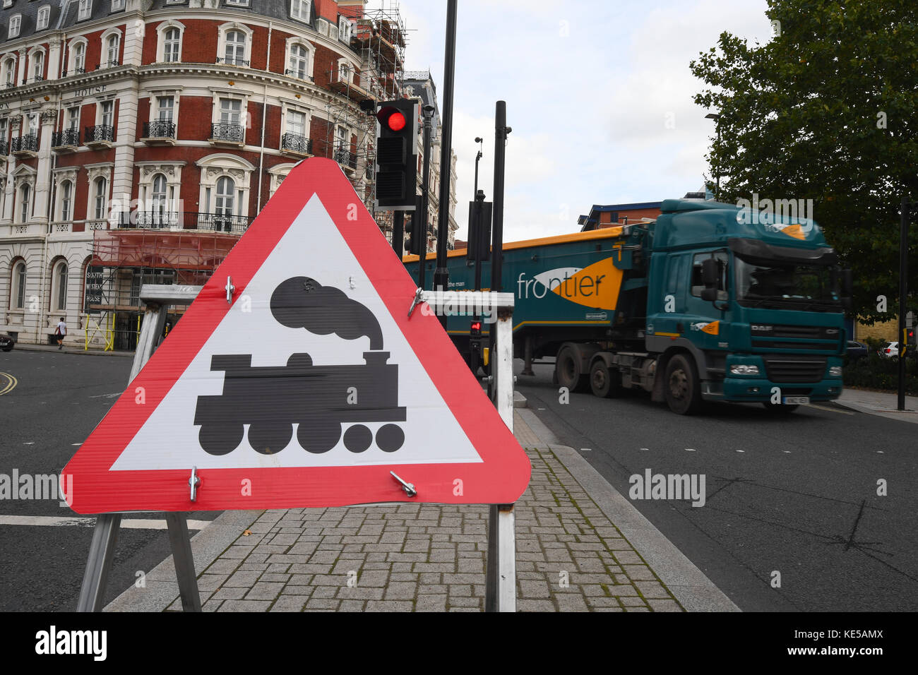 Un panneau routier à Southampton pour un avertissement de train à vapeur, la route devant est parfois utilisé par l'Orient express pour obtenir aux navires de croisière Banque D'Images