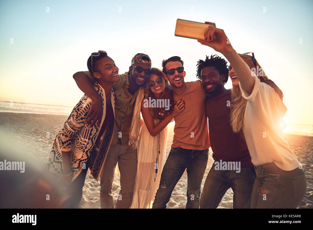 De jeunes amis avec un appareil photo-téléphone prenant le selfie pendant l'été ensoleillé plage Banque D'Images