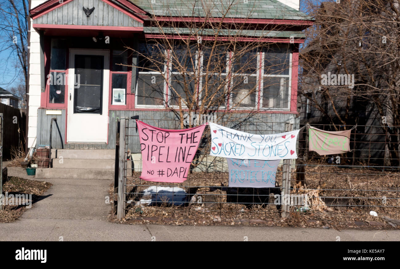 Arrêter le pipeline bannière sur une clôture en face de maison et dans la cour. Minneapolis Minnesota mn usa Banque D'Images