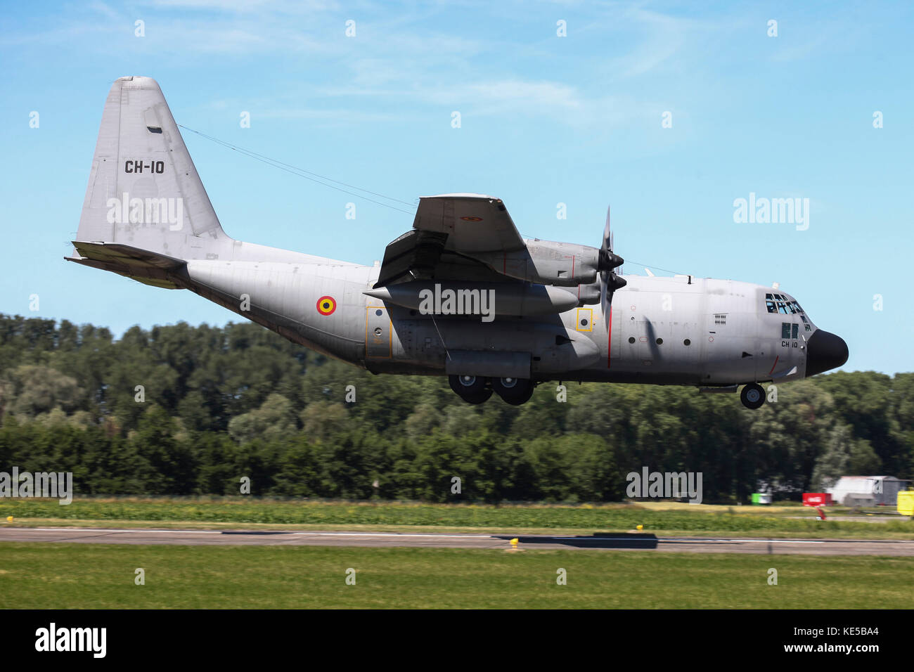Un avion cargo c-130h de la force aérienne belge se prépare à terre. Banque D'Images