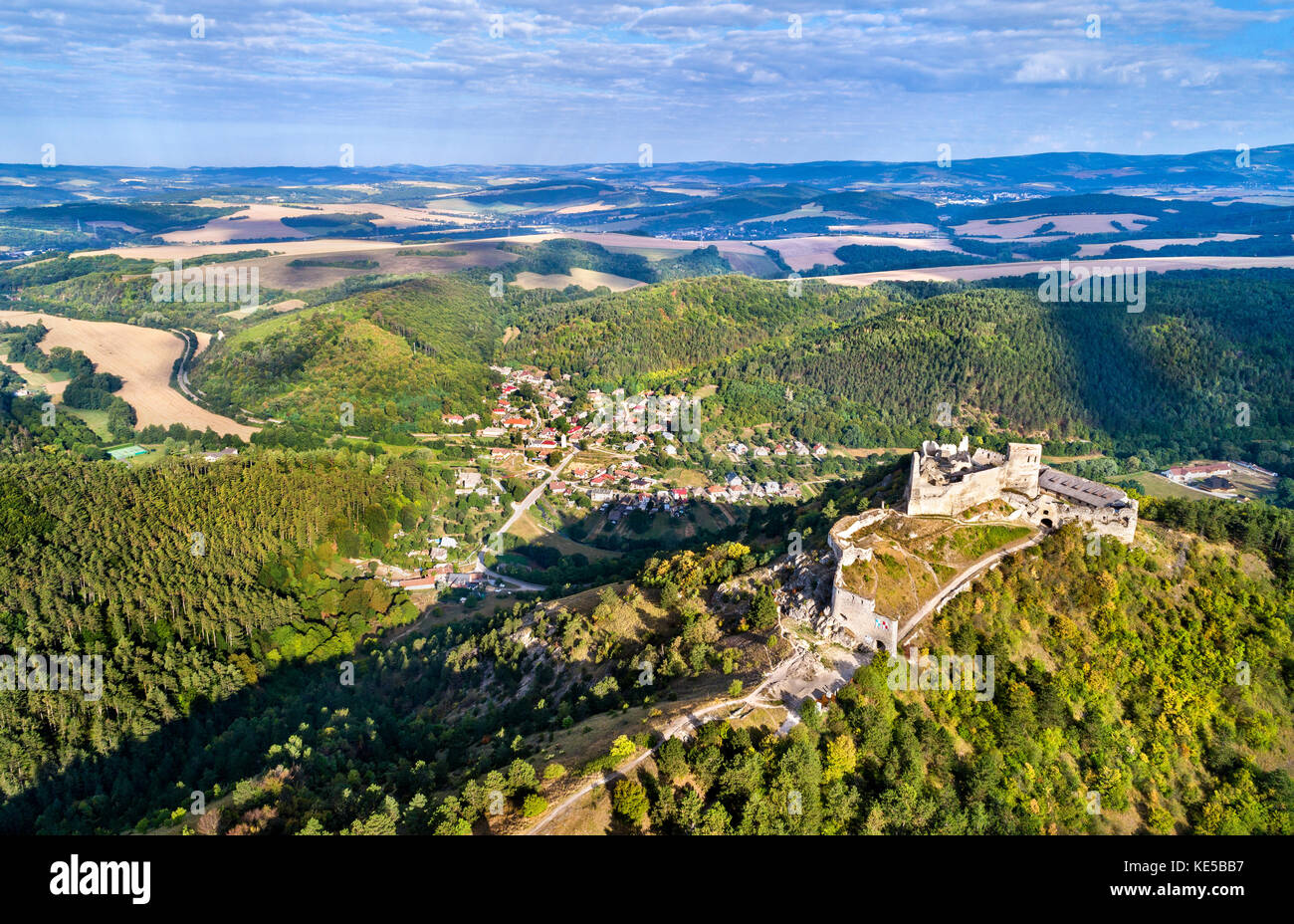 Vue aérienne du château de cachtice dans les Carpates de l'ouest, la Slovaquie Banque D'Images