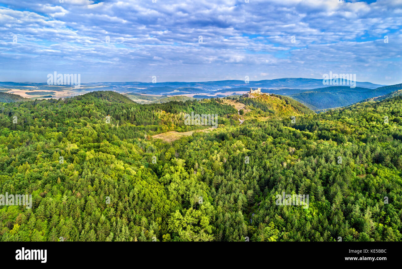 Vue aérienne du château de cachtice dans les Carpates de l'ouest, la Slovaquie Banque D'Images