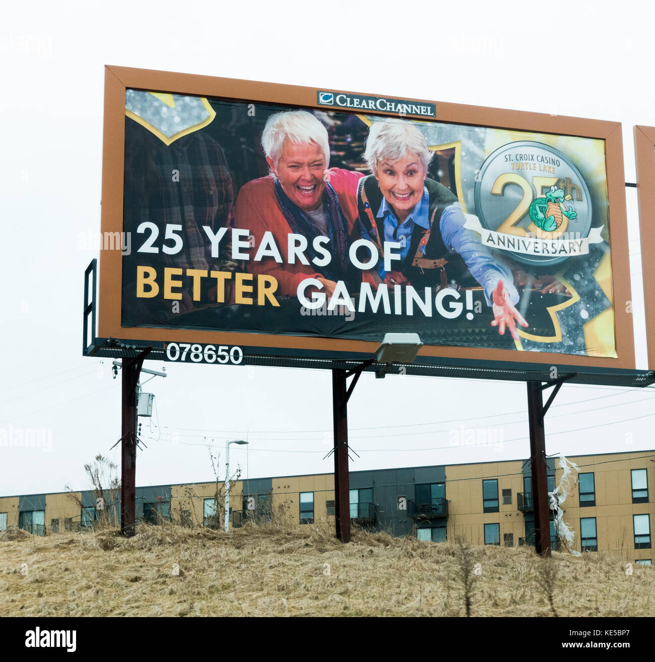 Deux anciens hauts femme représenté sur un panneau publicitaire en plein air s'amusant jeux de hasard à la Wisconsin st croix casino. St paul minnesota mn usa Banque D'Images