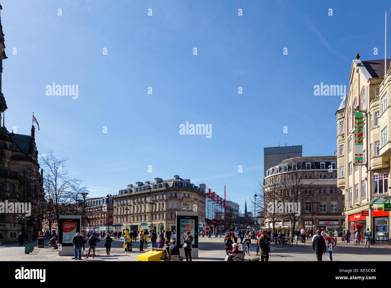 Town Hall Square, Sheffield, en regardant vers Barkers Pool, Pinstone Street et Leopold Street avec Orchard Square sur la droite Banque D'Images