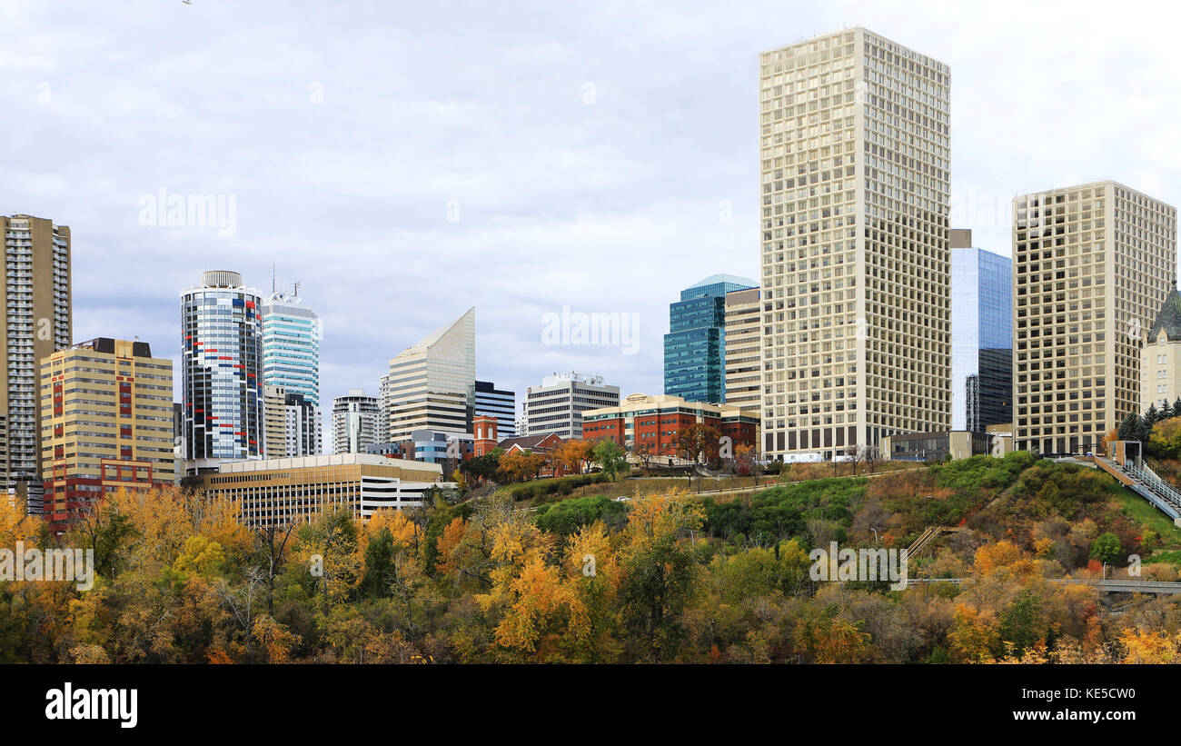 L'edmonton, canada cityscape avec aspen colorés en automne Banque D'Images