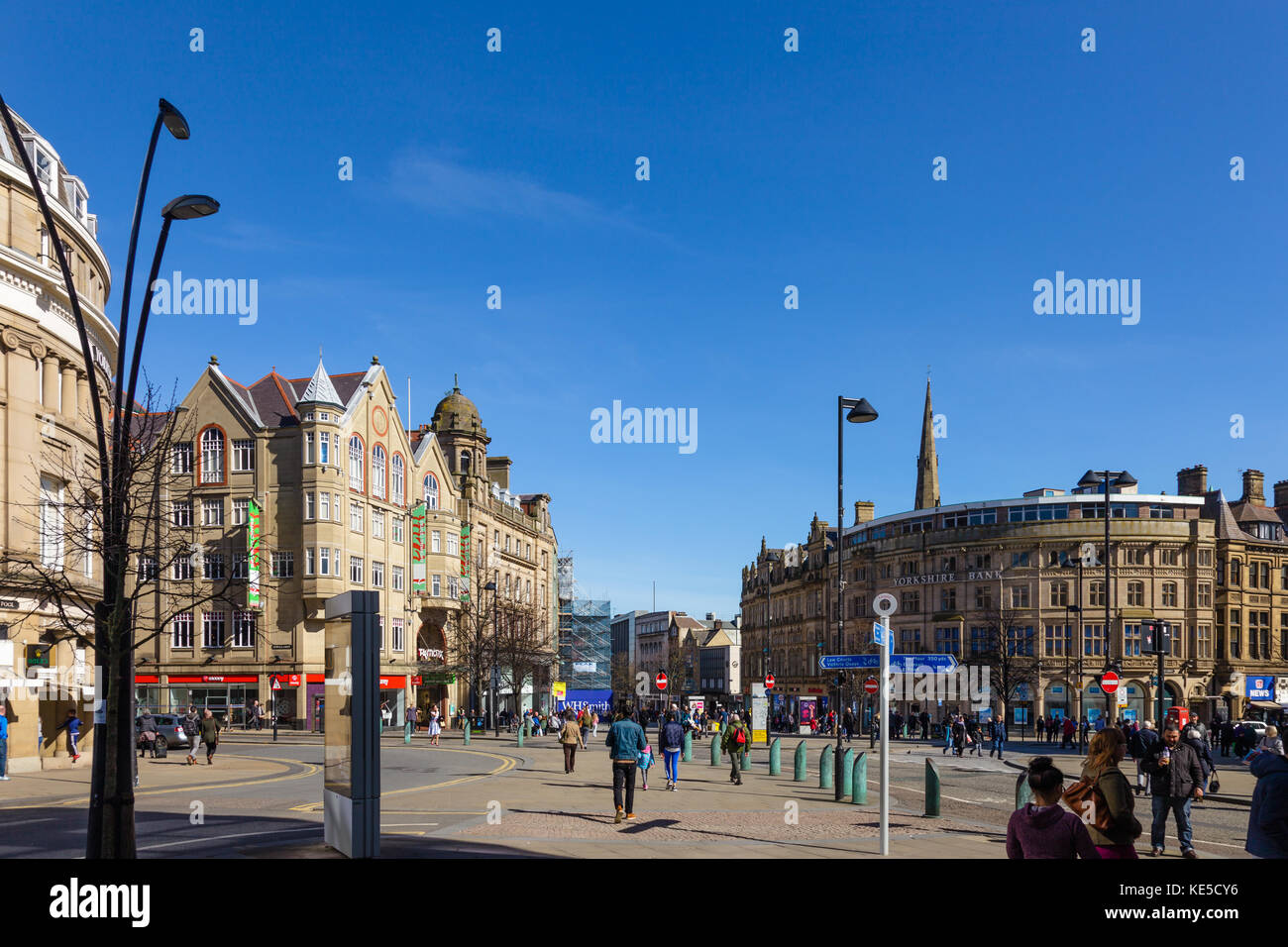 Sheffield Town Hall Square, vue sur Fargate depuis Barkers Pool, Sheffield, South Yorkshire, Royaume-Uni Banque D'Images