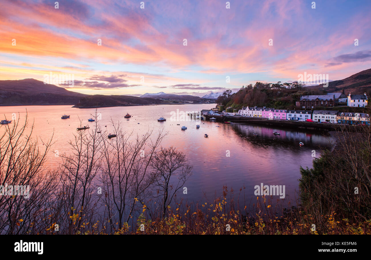 Lumière rose à portree harbour lors d'un coucher de soleil d'hiver. Île de Skye, dans l'ouest de l'Écosse. Banque D'Images