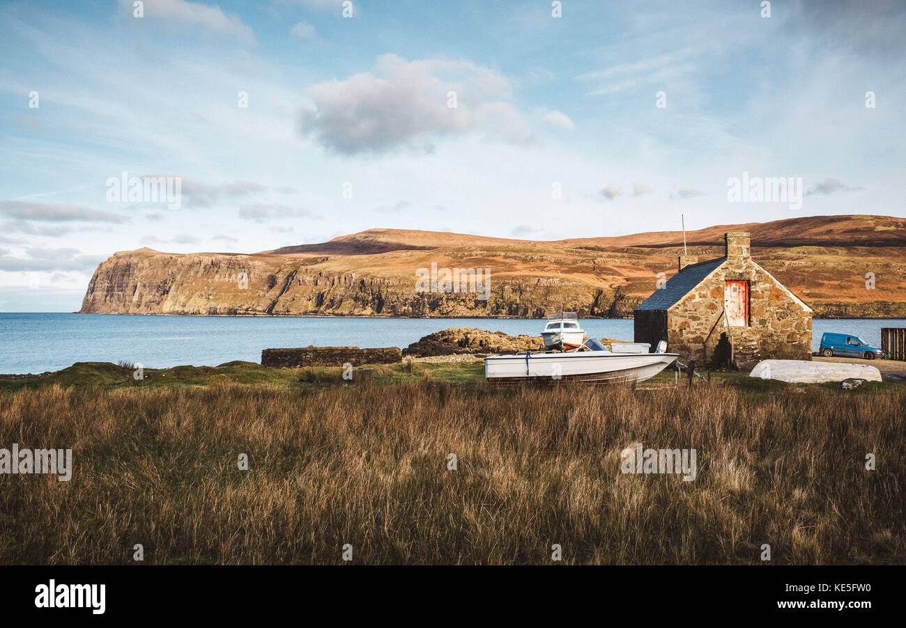 Un garage à bateaux en basse milovaig avec loch pooltiel en arrière-plan. Île de Skye, dans l'ouest de l'Écosse. Banque D'Images