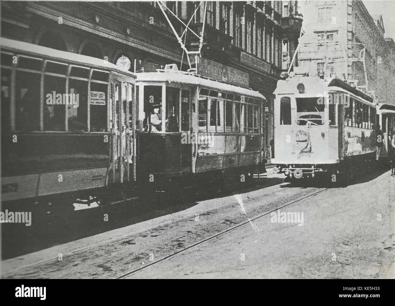 Cette image montre un film publicitaire de 1925 mettant en scène un tramway au terminus de la Boesendorferstrasse à Vienne. Le tramway, de type K, est représenté avec des détails historiques spécifiques, y compris le numéro de ligne et le modèle du véhicule. Banque D'Images