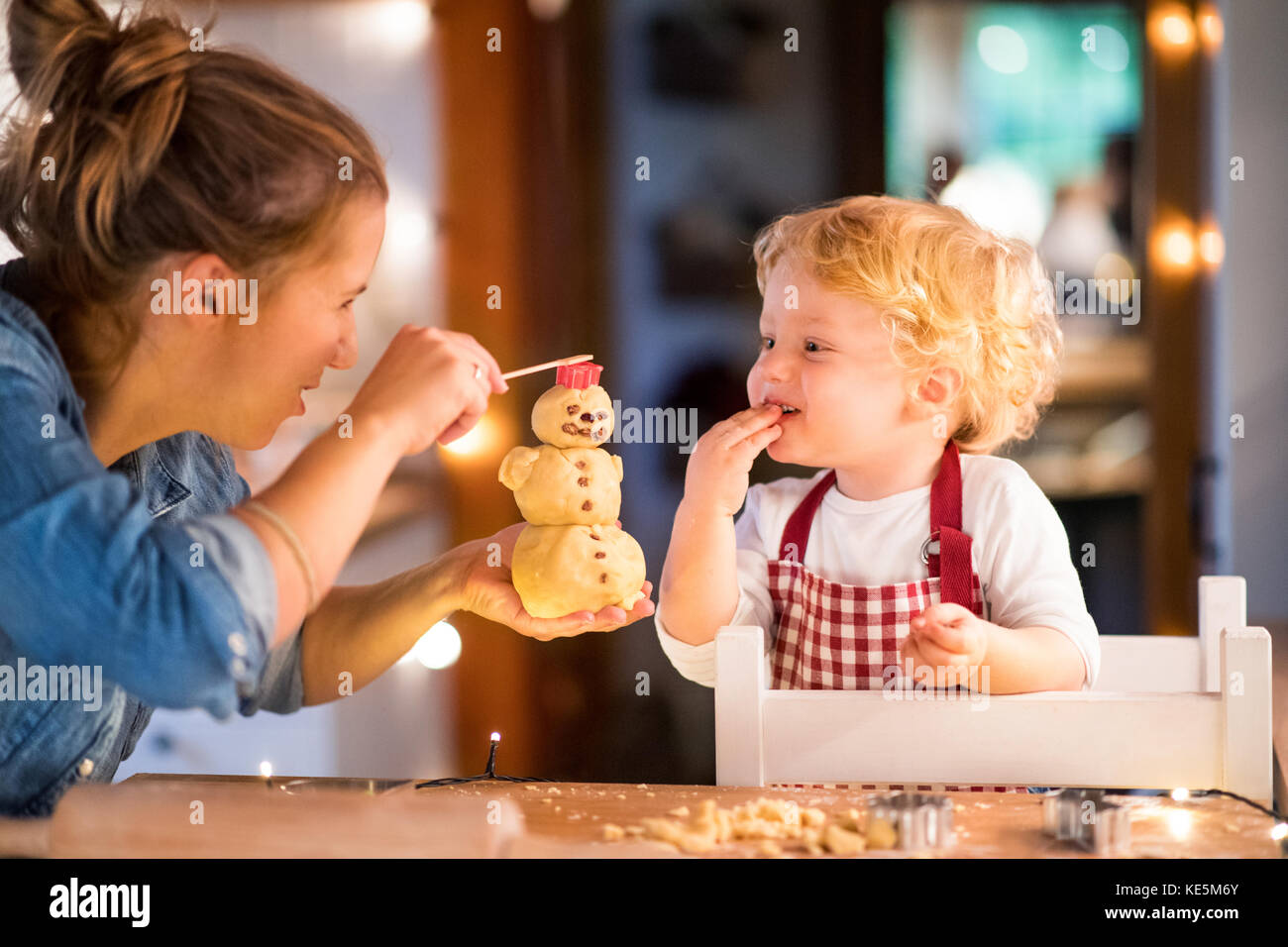 Jeune famille des cookies à la maison. Banque D'Images