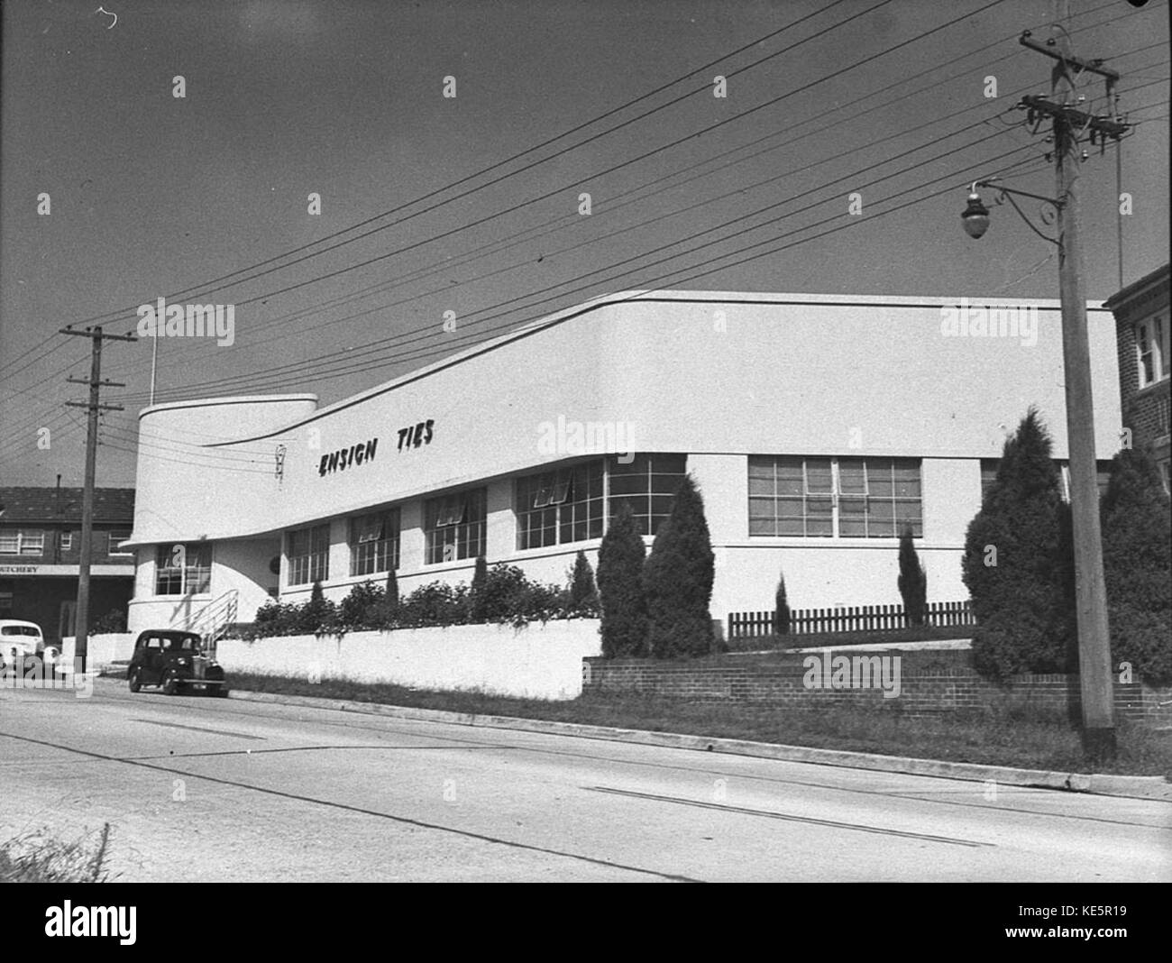 Cette image montre un bâtiment associé à la société Ensign Ties, reflétant peut-être le style architectural de l'époque. Le bâtiment représente une partie de l'histoire commerciale et industrielle américaine. Banque D'Images