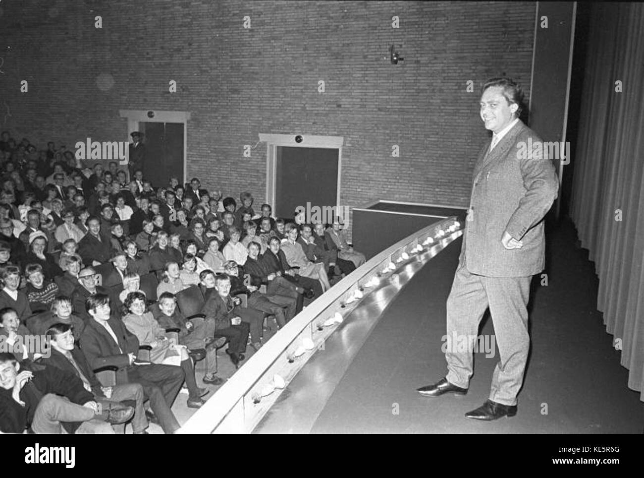 Dirch passer, un acteur danois bien connu, joue en novembre 1965 à l'Apollo Teatret. Cette performance fait partie de sa contribution importante au théâtre et à la comédie danois, mettant en valeur son style emblématique et son talent comique. Banque D'Images