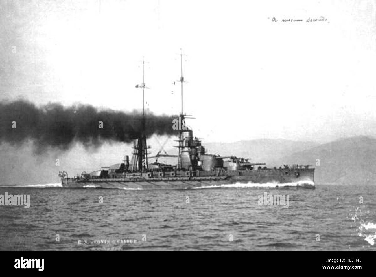 Le RN Conte di Cavour était un cuirassé de la marine italienne, mis en service au début du XXe siècle. L'image originale montre ce navire de guerre historique dans ses jours opérationnels, symbolisant la puissance navale du début du XXe siècle. Banque D'Images