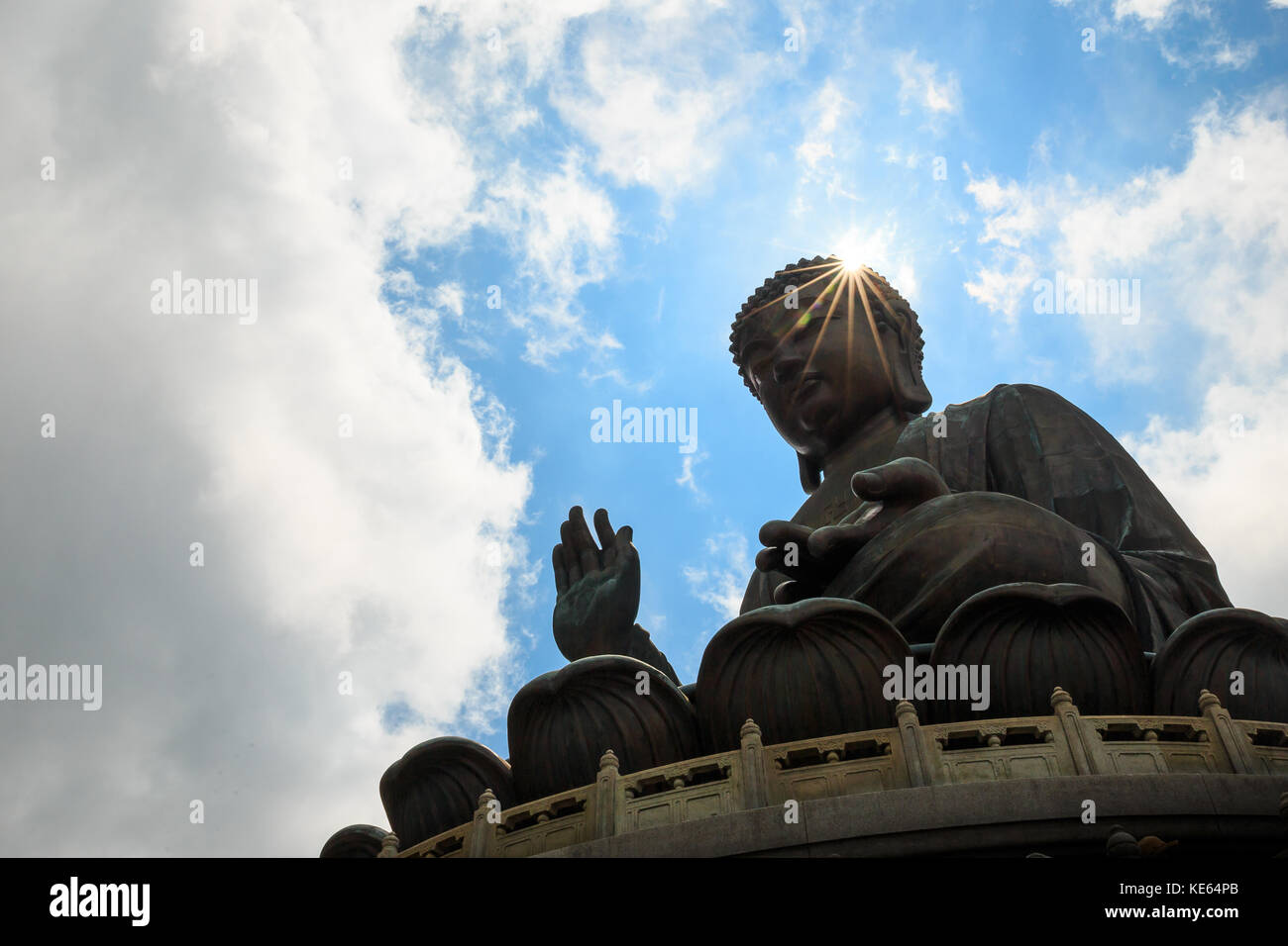 Tian Tan Buddha statue ou Big Buddha à hong kong est la célèbre place pour voyageur à aller prier pour la chance. l'injection a été prise contre le soleil que m Banque D'Images