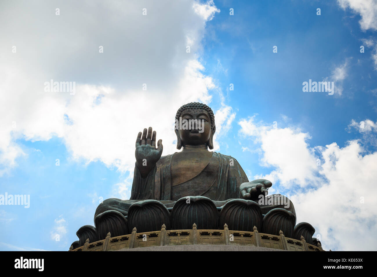 Tian Tan Buddha statue ou Big Buddha à hong kong est la célèbre place pour voyageur à aller prier pour la chance. l'injection a été prise contre le soleil que m Banque D'Images