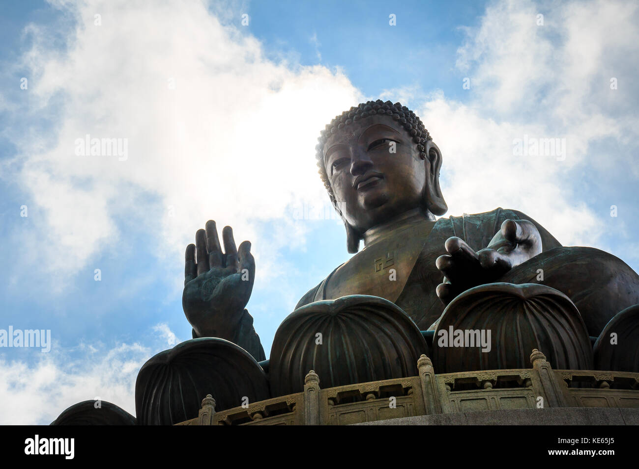 La statue de bouddha Tian Tan ou le grand bouddha à Hong Kong est le célèbre endroit pour le voyageur à aller prier pour la chance. Le coup a été pris contre le soleil que m Banque D'Images